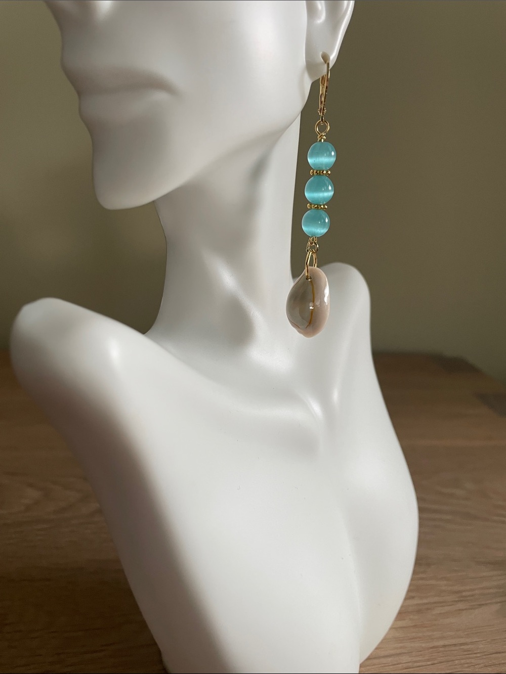 HAND CRAFTED BLUE CAT’S EYE COWRIE SHELL DANGLE EARRINGS Gold Beach Mermaidcore - Picture 4 of 9